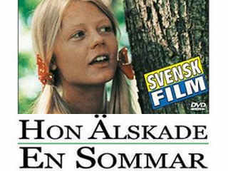 Она любит лето (1977)